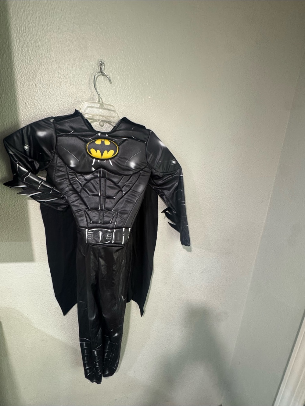 DC The Flash Movie: Batman Halloween Costume for Kids size medium - Picture 3 of 10